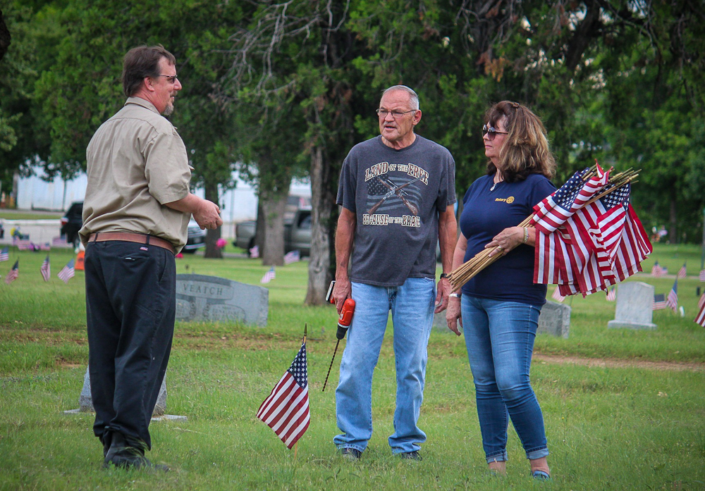 Volunteers help place flags on veterans’ graves; Memorial Day ceremony ...