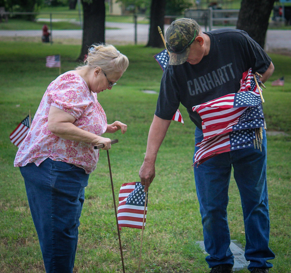 Volunteers help place flags on veterans’ graves; Memorial Day ceremony ...