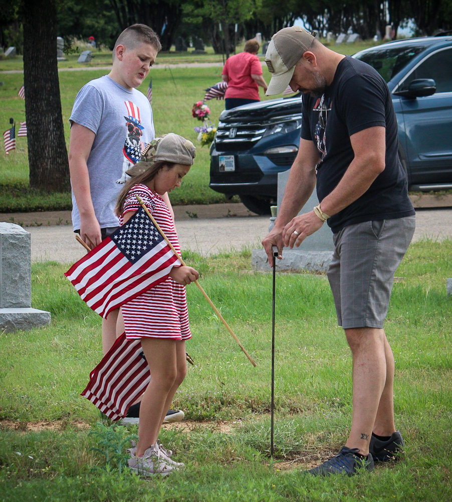 Volunteers help place flags on veterans’ graves; Memorial Day ceremony ...
