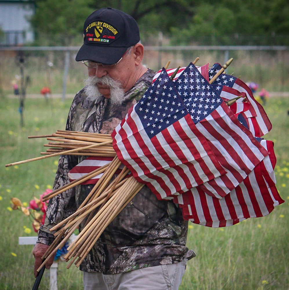 Volunteers help place flags on veterans’ graves; Memorial Day ceremony ...