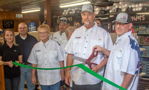 Weekenders Lake Stop celebrates opening with a ribbon cutting