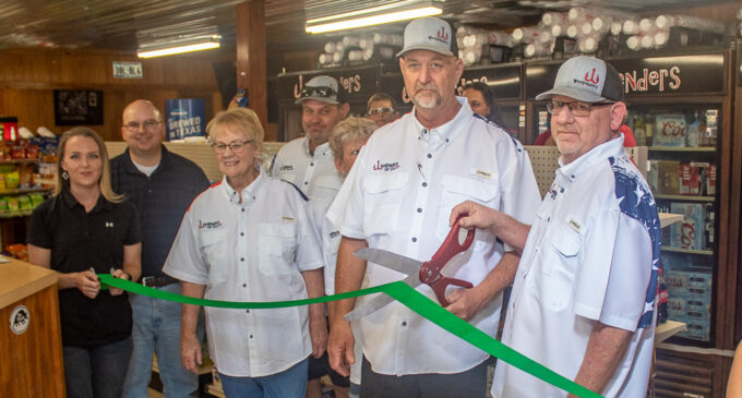 Weekenders Lake Stop celebrates opening with a ribbon cutting