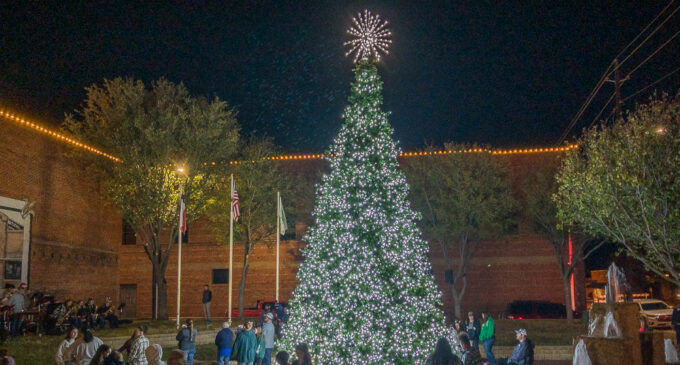 Breckenridge gets in holiday spirit with tree lighting; Christmas parade scheduled for Dec. 10