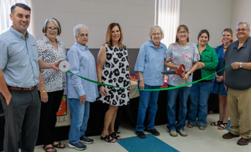 Paula Grissom hosts ribbon cutting ceremony for her Farmhouse Threads business