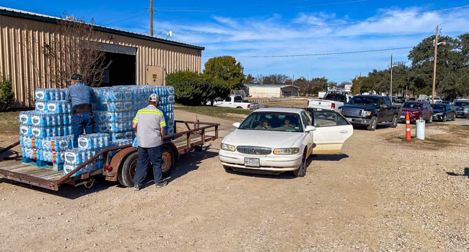 Breckenridge residents continue to deal with lack of water as crew works to replace broken valve