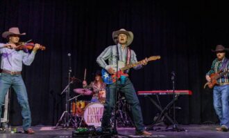 David Lewis and band entertain small Breckenridge crowd for final 2025-26 Performance Series concert