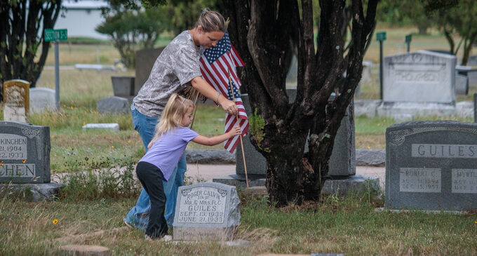 Volunteers place flags on veterans’ graves; Memorial Day ceremony set for Monday at Stephens County courthouse