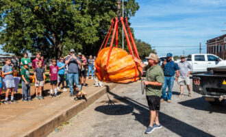 Ryan Ethridge grows state champion pumpkin in Stephens County